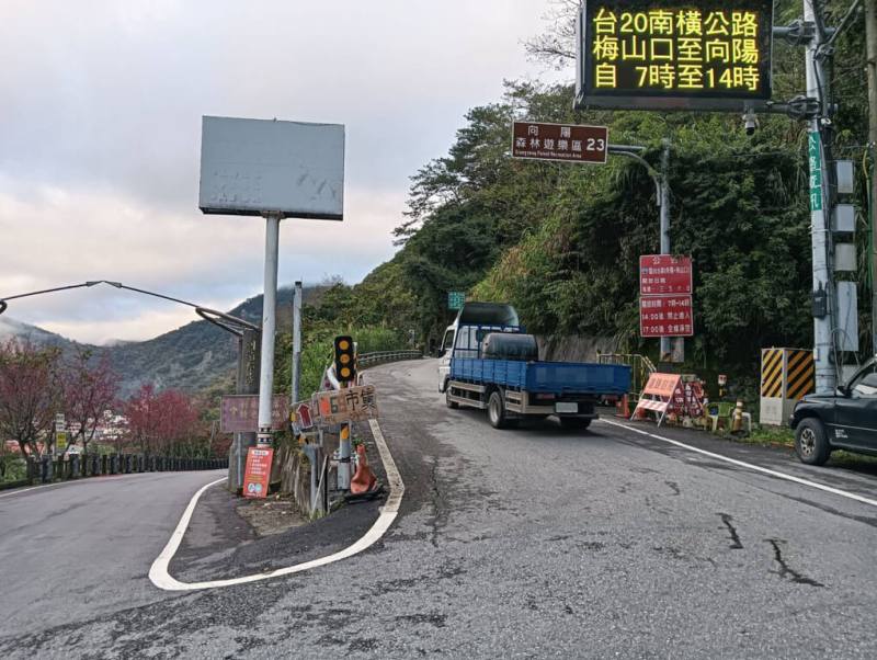 南橫公路台20線149至171公里處（台東向陽至利稻）路段因邊坡落石及濃霧影響預警性封路，2日上午經巡視現場狀況後，7時起恢復通行。（南區養護工程分局提供）