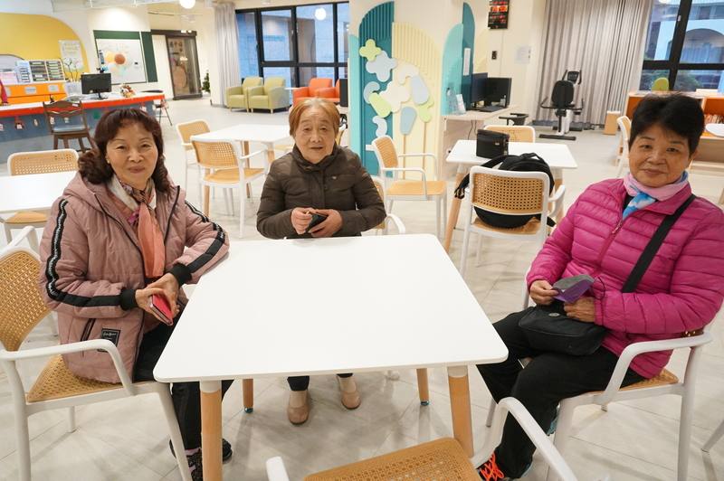 曾住在台北市西寧大樓內國宅多年的住戶提到，大樓內部設計讓住家有通風佳、採光好的優勢，還方便到鄰居家串門子，感覺溫馨有人情味