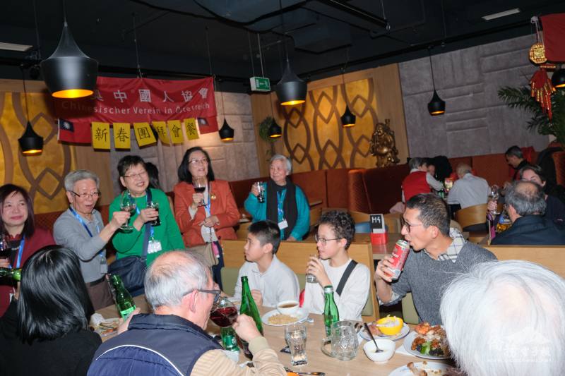 與會僑胞舉杯共慶蛇年，歡笑聲此起彼落，氣氛熱絡，延續濃厚的鄉情與傳統文化