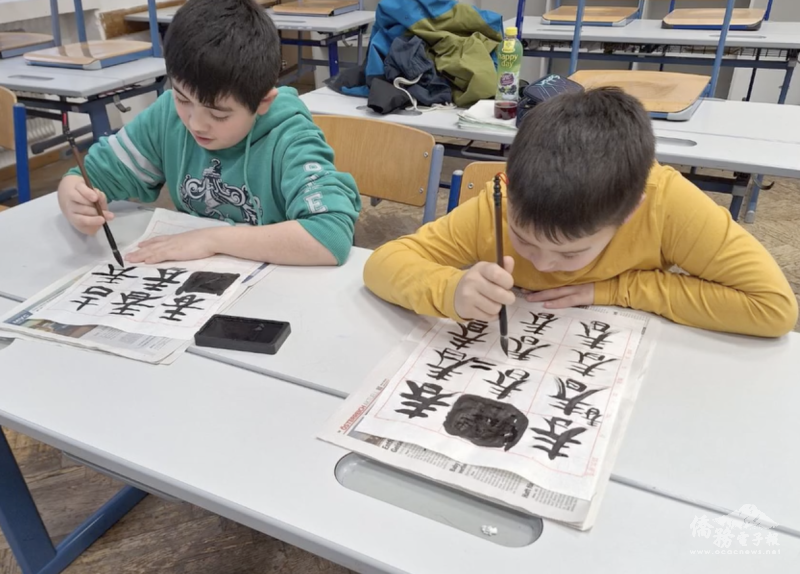 首次接觸毛筆的小朋友手法雖顯生澀，卻充滿學習熱情。透過這次活動，他們不僅了解春聯的意義，也在實作中體驗毛筆書法的藝術之美