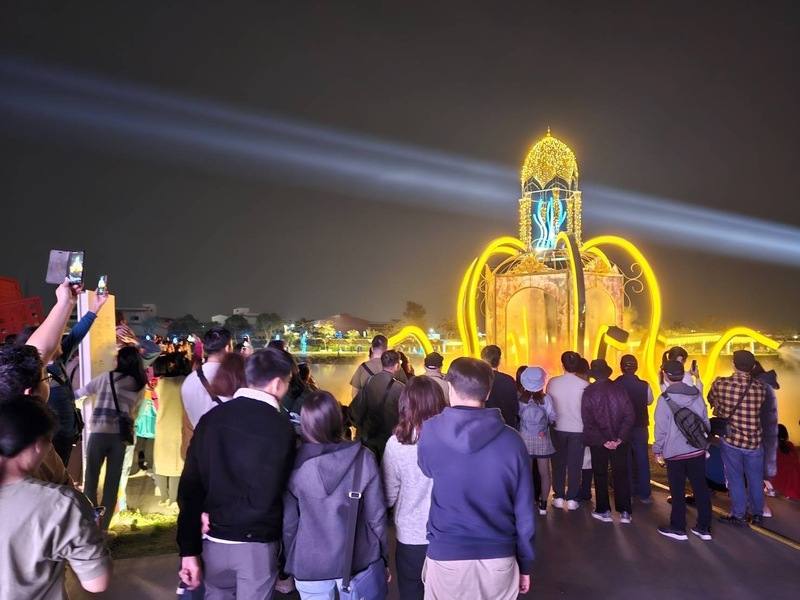 屏東燈節位在縣民公園的巨型主燈「梅杜莎的宮殿」佇立在水池上，每當主燈秀時，宮殿中央投影出蛇髮女神梅杜莎飄渺身影，搭配周圍水景與水霧效果，相當具有氣勢