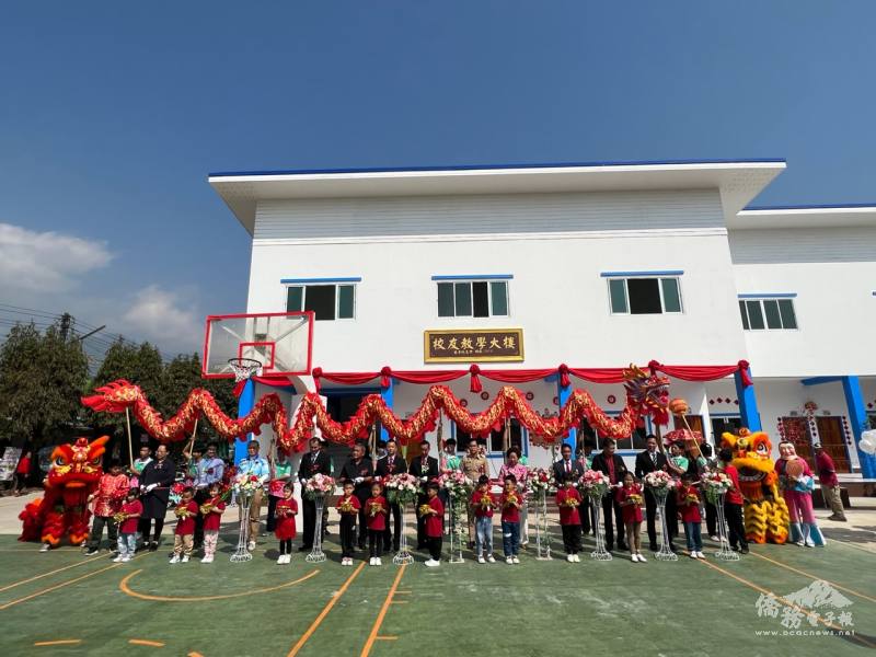 賓主聯袂主持剪綵情景