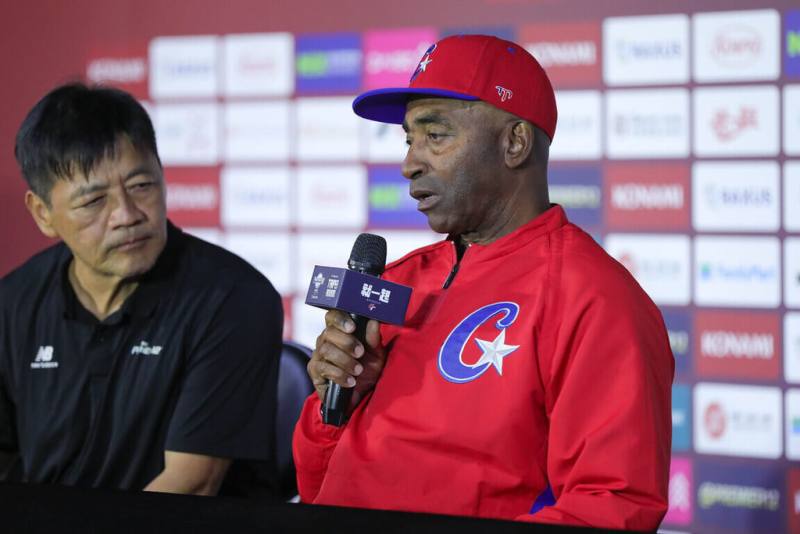 棒球國際賽事西班牙語系球隊多，但各地口音及用語不太一樣，還有因為教育程度會影響組織表達的邏輯與能力，都是在即時口譯上須克服的挑戰。資深西班牙文翻譯巫宜忠（左）表示，面對狀況時，只能做好心理準備、一件一件解決。圖為2024年世界12強棒球賽巫宜忠擔任古巴隊翻譯畫面。（中華民國棒球協會提供）