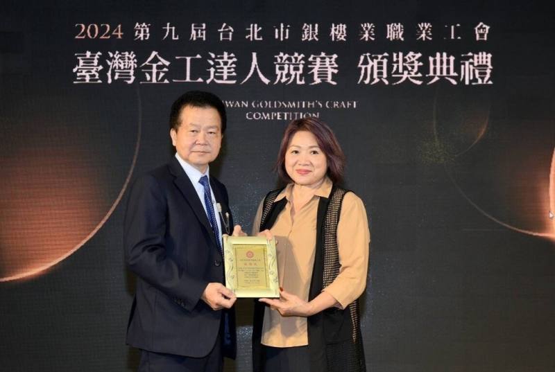 台北市電影戲劇業職業工會理事長楊芸蘋（右）改寫歷史，成為全國職業總工會首任女性理事長，她以同理心解決勞資爭議，擴展工會業務，助勞工提升職能。（楊芸蘋提供）