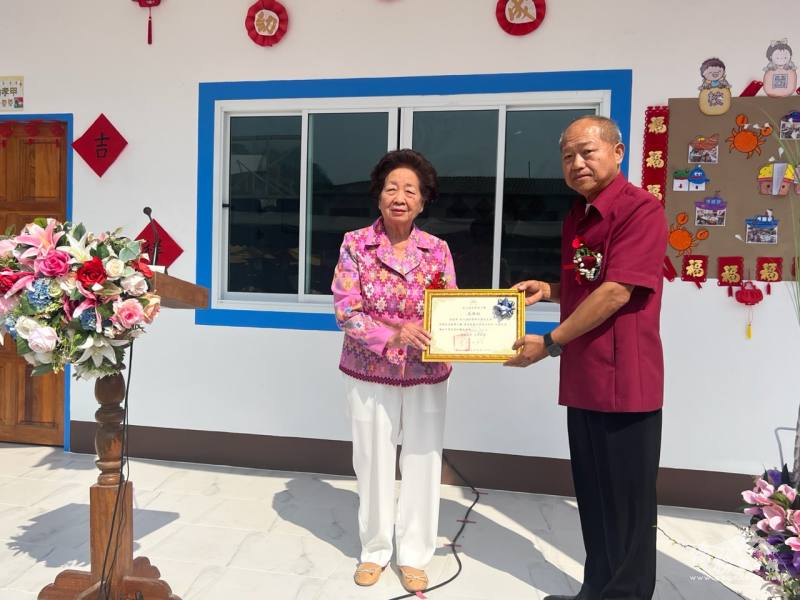 校長朱希田向會長劉謝坤致感謝狀