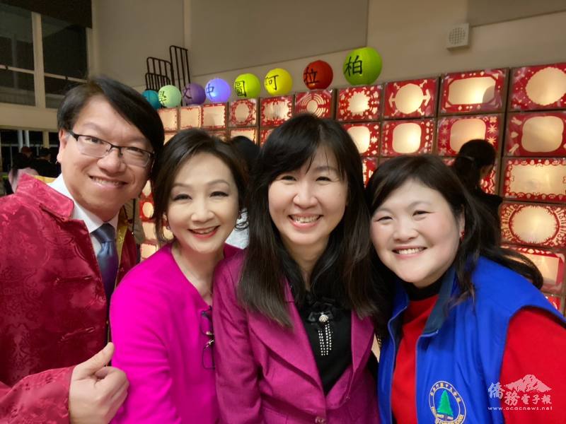 莊雅淑、李娜亞、校長田世經與故事燈合影