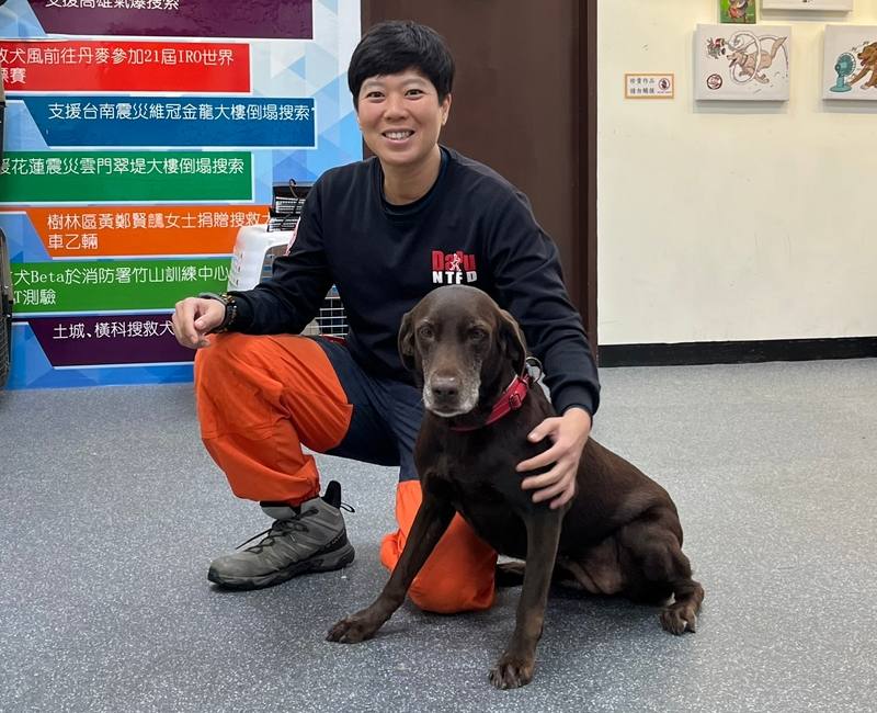 新北市消防局特搜大隊領犬員羅浩芳與搜救犬Amei搭擋逾6年，參與過2021年太魯閣號事故救援、2022年地震花蓮玉里樓倒救災等，並在2023年成為台灣隊史首次在國外考場通過MRT測驗的隊伍