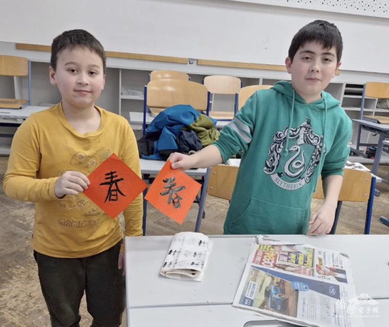 孩子們自豪地展示自己寫好的作品，興奮地說要帶回家與家人分享