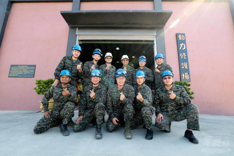 黃炫富與動力修護場同仁共同合影