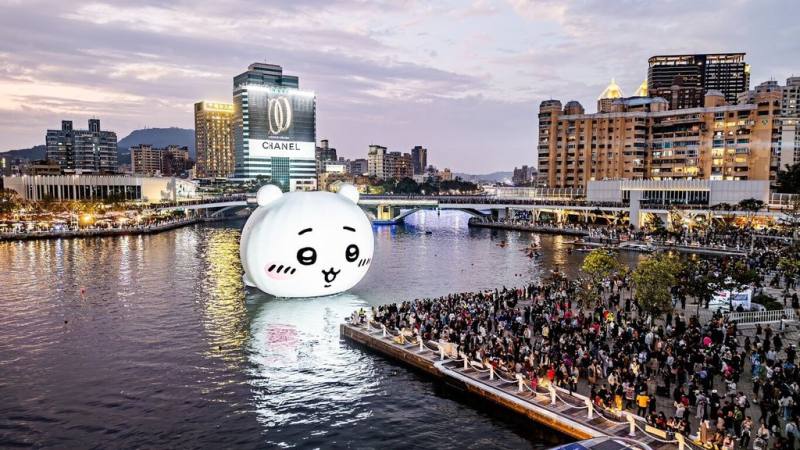 「2025高雄冬日遊樂園」1月25日開幕，除有人氣IP「吉伊卡哇（Chiikawa）」等充氣裝置，還有多項遊樂設施等，展出至2月2日已累計超過320萬人次參觀。（高雄市觀光局提供）