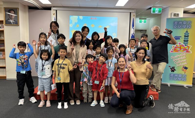 營隊師生與雪梨文教中心主任江佳慧合影