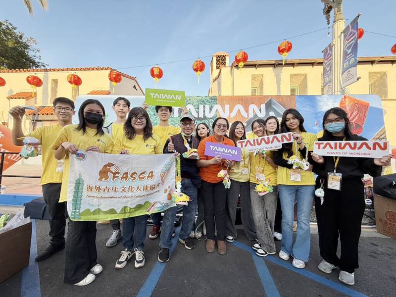年輕一代僑民組成的「海外青年文化大使」（FASCA）2日在美國加州聖蓋博市的元宵燈會，協助宣傳台灣觀光。（駐洛杉磯台北經濟文化辦事處觀光組提供）