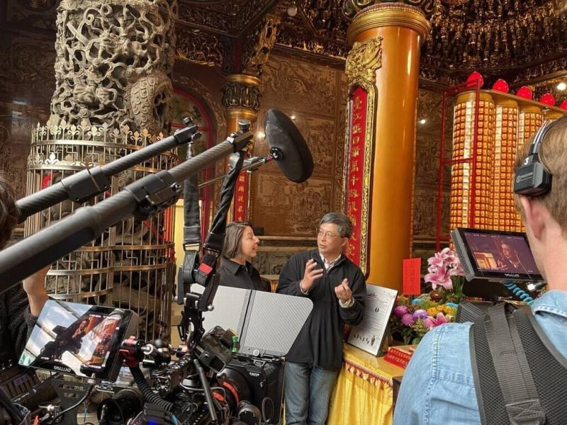 美國公共廣播電視（PBS）旗下的節目「行腳天下」來台拍攝，主持人馬洛茲（Mickela Mallozzi）（後左）介紹台南的廟宇文化等，預計今年夏天在北美地區美國及加拿大等地播出。（觀光署提供）