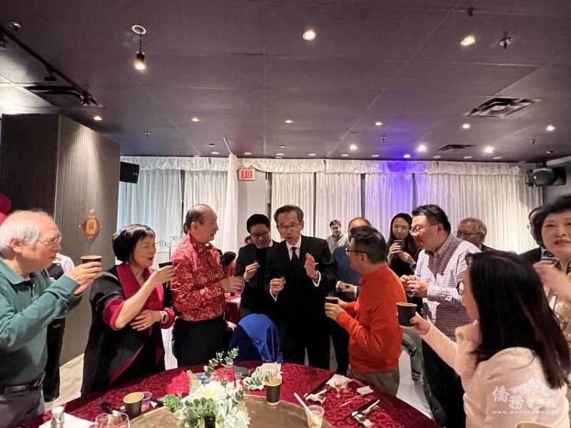 梁毅鵬舉杯感謝多倫多臺灣商會長期支持臺加商務與文化交流活動