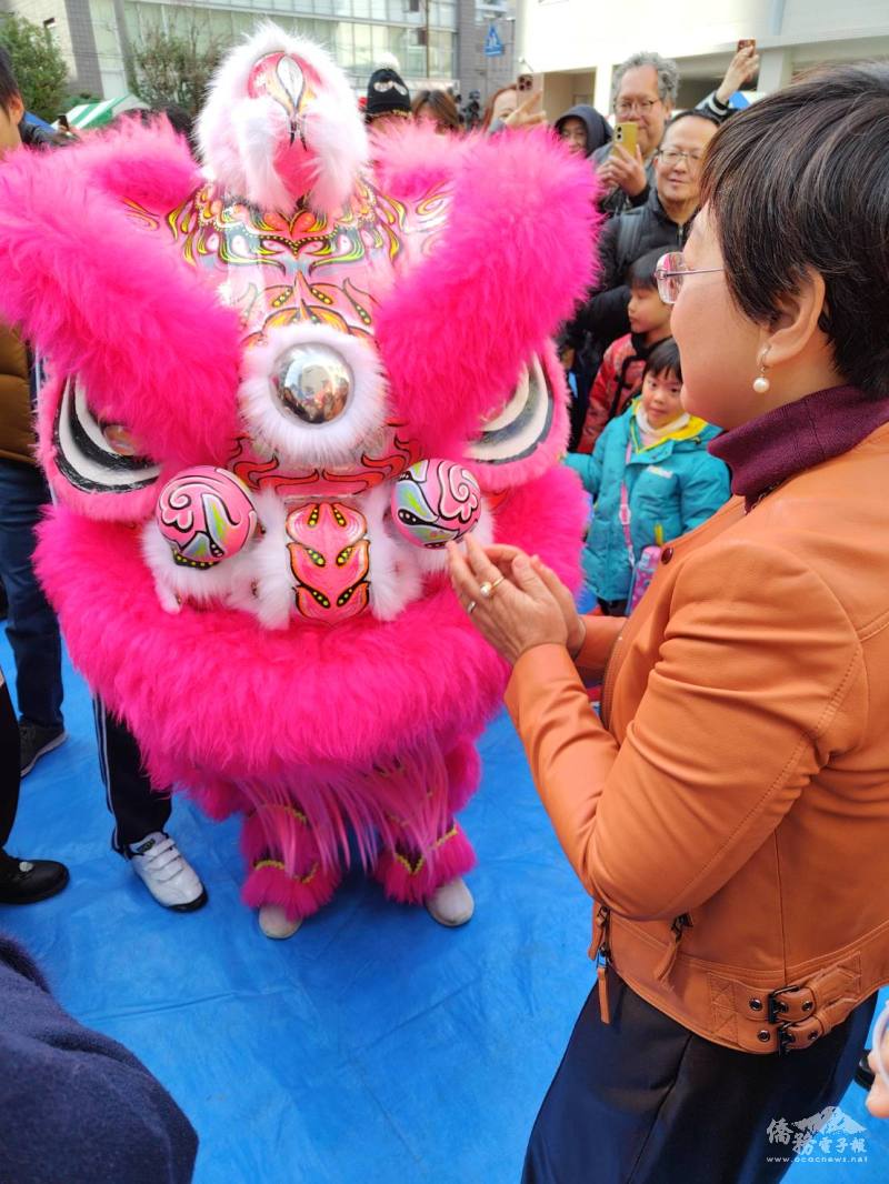 舞獅吸引大小朋友目光