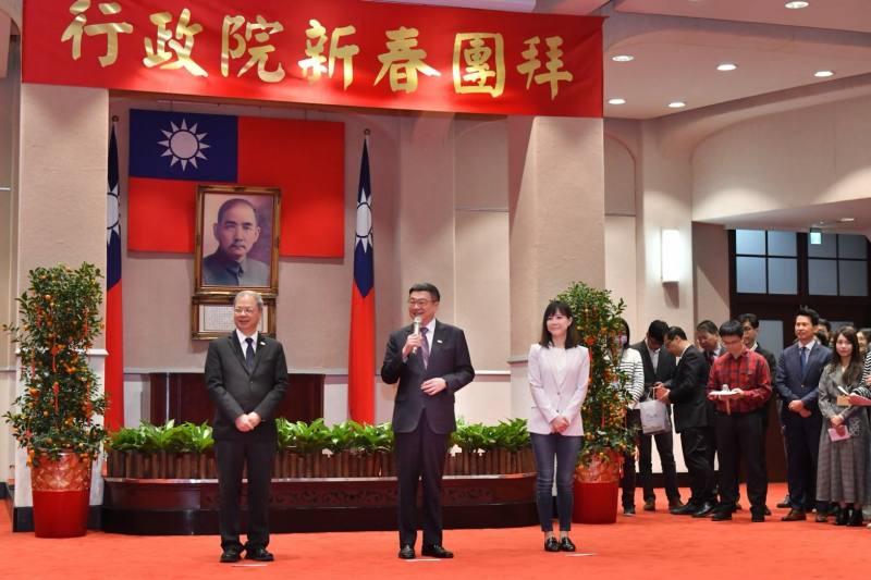 行政院長卓榮泰上午偕同龔明鑫秘書長、李慧芝發言人、政務委員們及院內同仁，於行政院大禮堂出席114年新春團拜活動