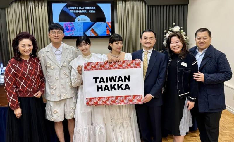 洛杉磯僑胞、美國客家聯合會理事長李妙麗（右2）提供住家，招待入圍葛萊美獎的設計師李珮慈（左3）和樂團「一虎一虎」主唱賴予喬（中）、貝斯手鄭乃涵（左2）。（台灣書院提供）