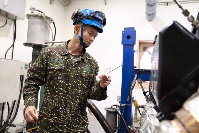 黃炫富謹慎維修每個細節，確保海上官兵的生命安全