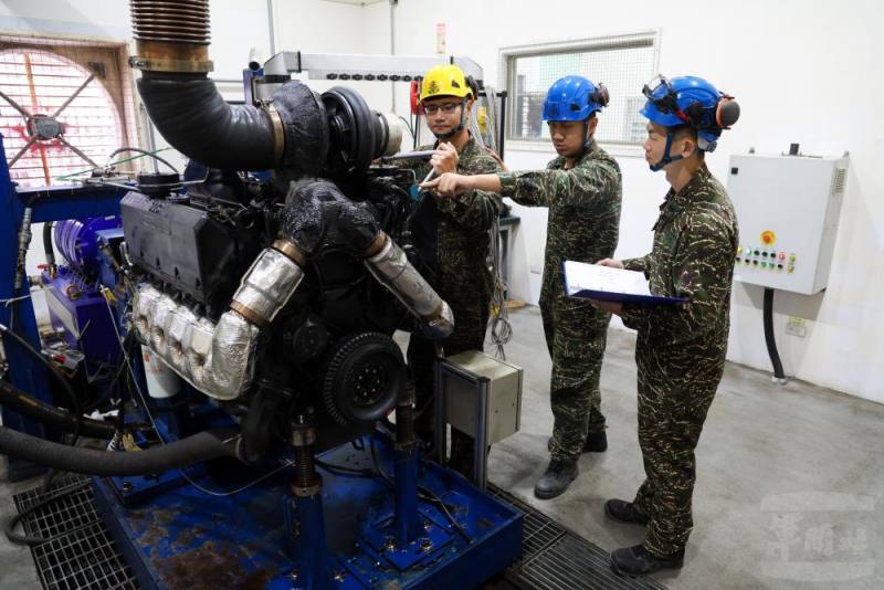 黃炫富在馬力測試間，檢查引擎狀況