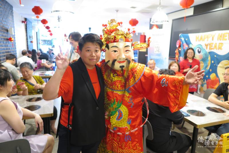 紐西蘭中華婦女會會長劉千瑋攜財神一起報喜送好運