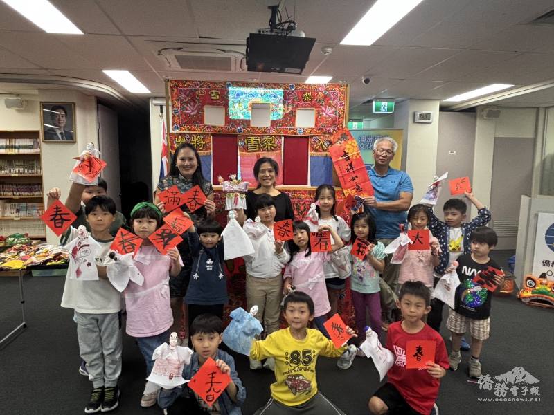 寫春聯與布袋戲課程合影