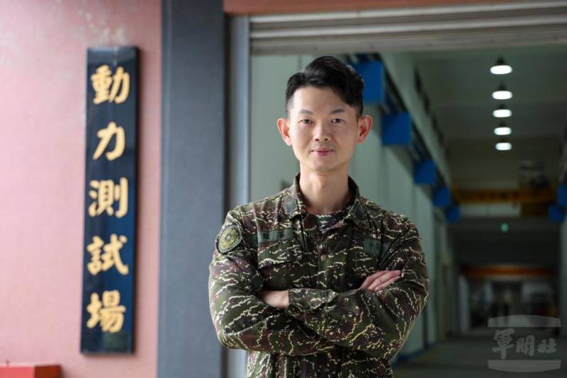 海軍兩棲履保廠黃炫富士官長，從軍迄今已20餘年的資歷，長期投入AAV7兩棲突擊車修護重任。