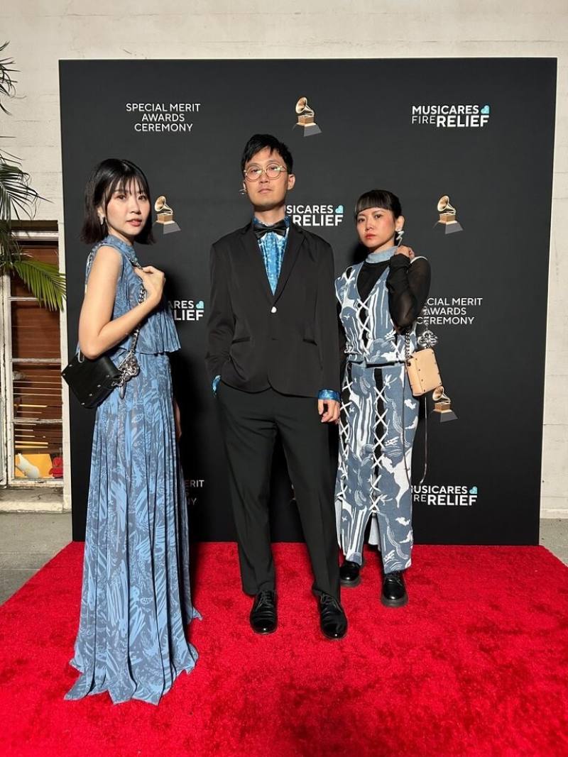 設計師李珮慈（左）以樂團「一虎一虎」專輯「病子病病病子」入圍葛萊美，她表示台灣是一塊擁有豐沛多元文化的土地，孕育出獨特的音樂與設計。（風潮唱片提供）