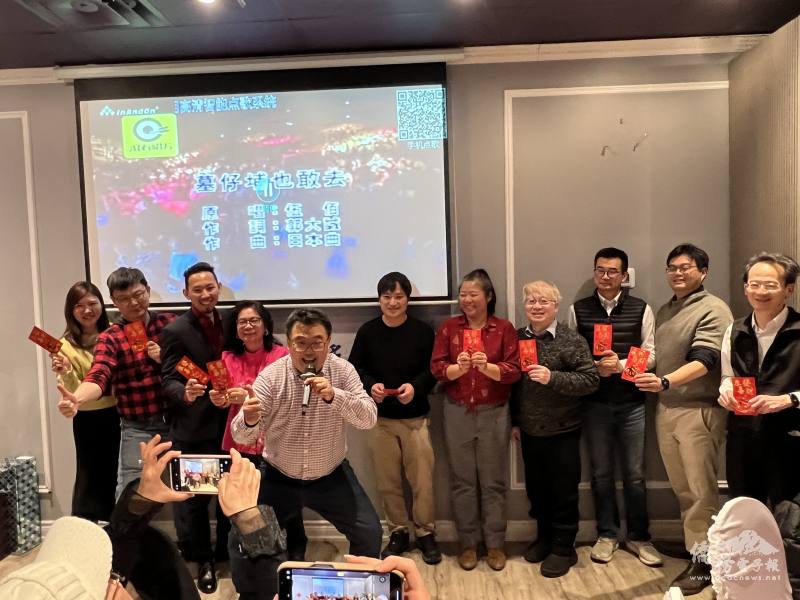 多倫多臺灣商會會長李滄偉(前排第1位)提供摸彩10個紅包，並與幸運抽中紅包的來賓們按讚同樂