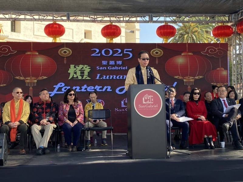 美國加州大洛杉磯地區的聖蓋博市1日及2日舉行元宵燈會。市長吳程遠（前）致詞提到，來自台灣的花燈為這座城市增添文化氛圍。（駐洛杉磯台北經濟文化辦事處觀光組提供）