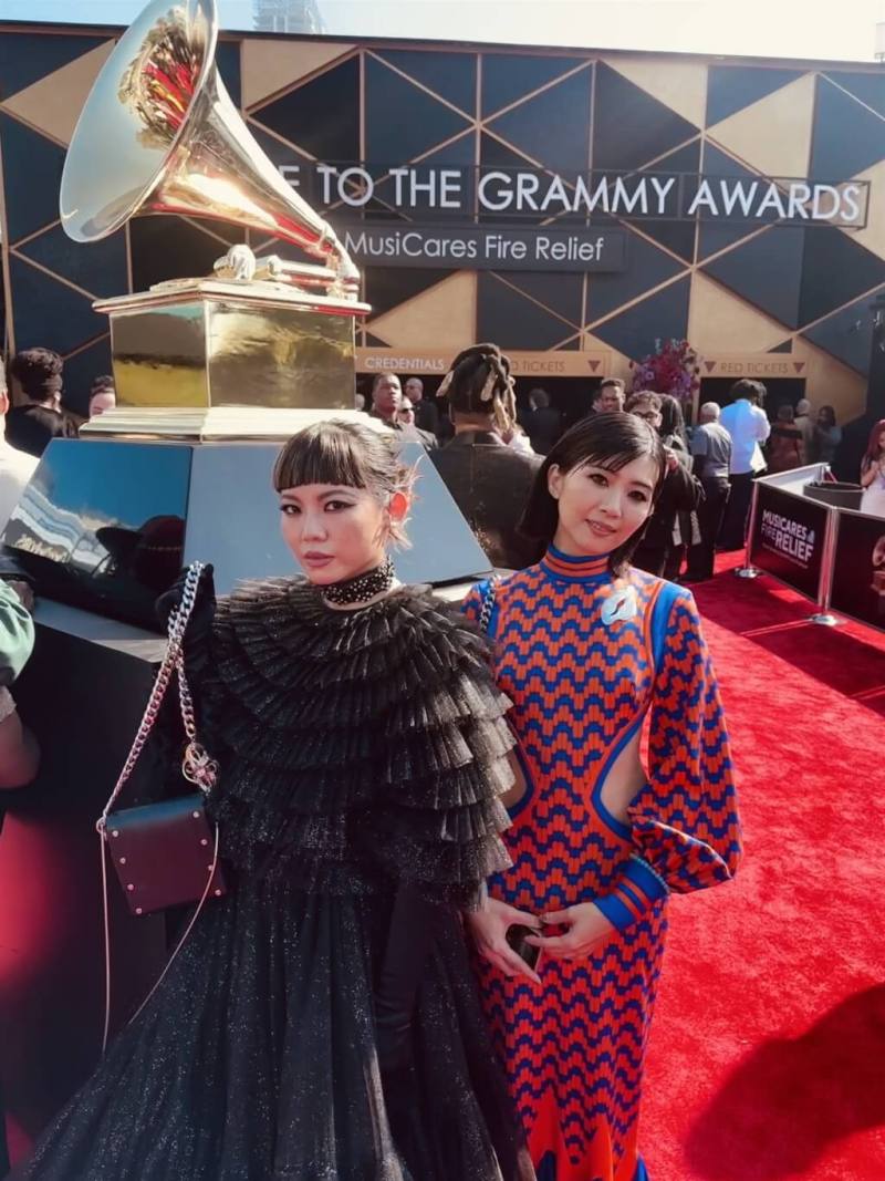 設計師李珮慈（右）與一虎一虎樂團主唱賴予喬（左）出席葛萊美獎紅毯。（風潮唱片提供）