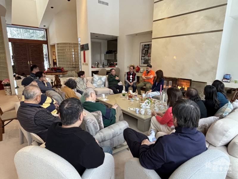 各社團代表分別進行自我介紹，分享自身在社團的歷程與心得，並就未來可能合作的領域交換意見