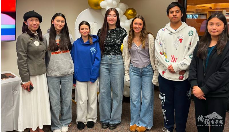 Northgate High School臺灣社的同學製作臺灣民主史介紹，並到場服務