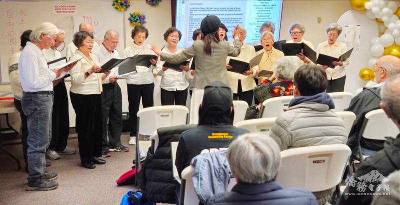 東灣臺美人長樂會合唱團演唱「榮耀的日光」、「臺灣翠青」