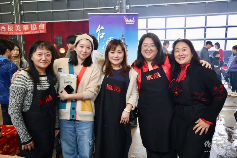 密西根中華婦女會團隊籌辦農曆春節市集