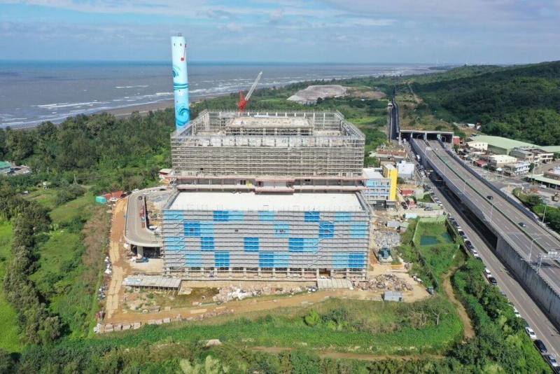 新竹縣高效能垃圾熱處理設施近日將再次投料試燒，縣府4日表示，若各項測試順利，將逐步提升運轉能量，試營運期間約為3至4個月，待取得使用執照及通過消防安全設備審查等才會開始商轉。（新竹縣政府提供）