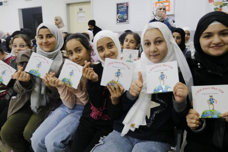 滿納海國際學校自成立以來，已協助無數被迫停學去打工的敘利亞孩童重返校園。周大觀文教基金會捐贈學校師生周大觀遺作「我還有一隻腳」，盼孩童們讀出希望。（周大觀文教基金會提供）