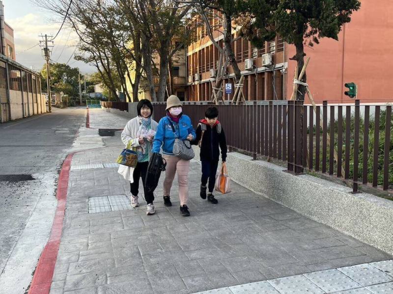 新竹縣竹東鎮中山國小近日完成周邊道路改善工程，除優化人行步道，也結合街角伯公廟區域打造小廣場，盼為民眾與師生提供良好通學環境。（新竹縣政府提供）