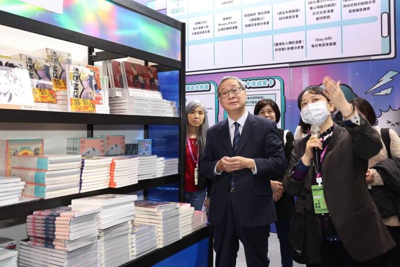 文化部長李遠（左）參觀文化內容策進院「臺灣漫畫館」。