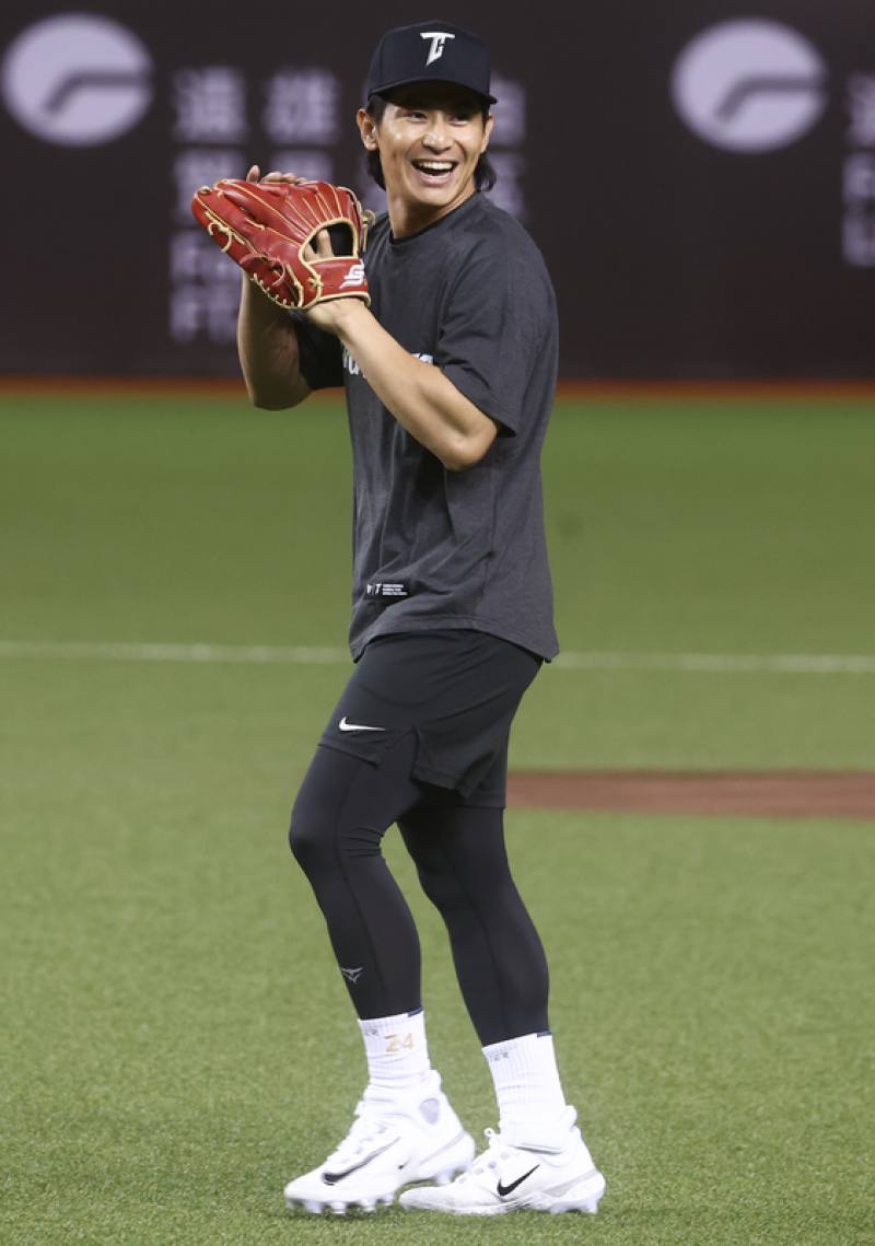 Outfielder Chen Chieh-hsien takes part in the training at the Taipei Dome on Monday. CNA photo Feb. 3, 2025