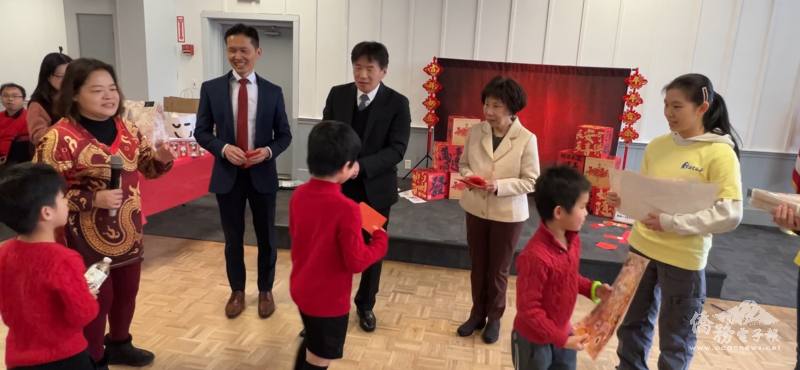 廖朝宏、高家富、郭競儒發送紅包給小朋友們祝賀新年