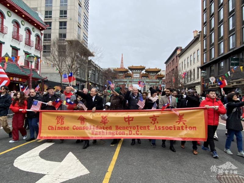 美京中華會館主辦全僑農曆新年大遊行；貴賓們手揮美國及中華民國國旗，向兩旁民眾致意