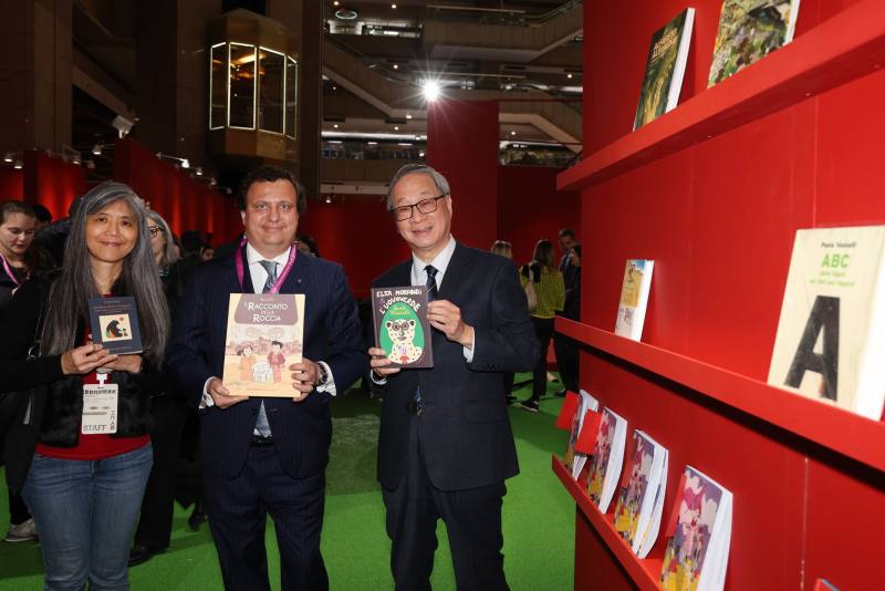 文化部長李遠、台北書展基金會董事長吳韻儀（左）、義大利經濟貿易文化推廣辦事處代表龍博文（Marco Lombardi）（右）邀請讀者一同來感受義大利異世界的「想像無邊」。