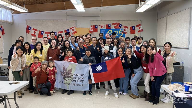 駐多倫多辦事處處長梁毅鵬(第二排居中)、文教中心主任藍柏青(第二排右四)與倫敦臺灣同鄉會成員合照