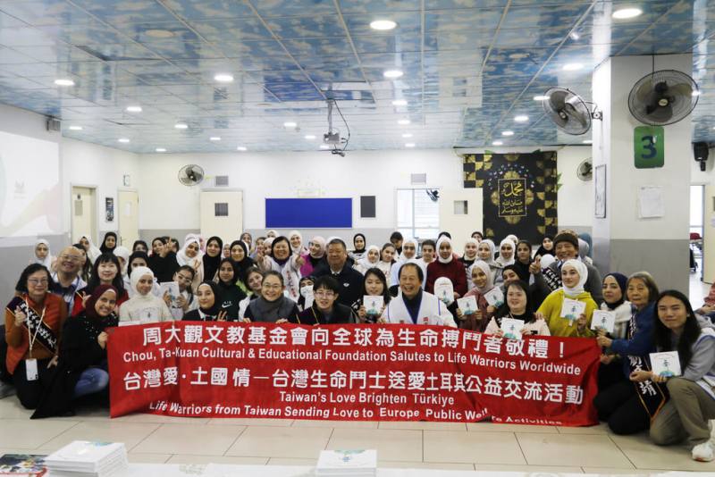 周大觀文教基金會3日送愛土耳其滿納海國際學校，由3位台灣生命鬥士帶來音樂表演，並分享自己面對疾病永不放棄的生命故事，給滯留土耳其的敘利亞學童加油打氣。（周大觀文教基金會提供）