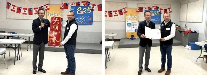 梁毅鵬(左)致贈總統府「六順和春」春聯予倫敦臺灣同鄉會會長鄒達泉(右)，並頒發新屆會長賀狀