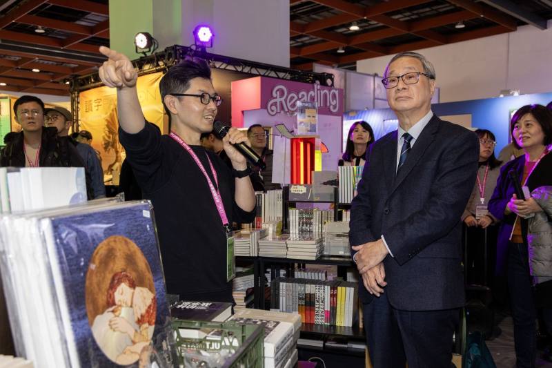 文化部長李遠參觀（右），由讀字公民書區策展單位獨立出版聯盟理事長陳夏民（左）導覽。