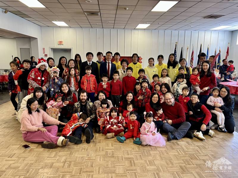 波士頓臺灣媽媽親子會新春慶祝會； (中排左起) 親子會會長張惠雯、主任高家富、處長廖朝宏、僑務委員郭競儒及FASCA波士頓分會學員與僑胞朋友們