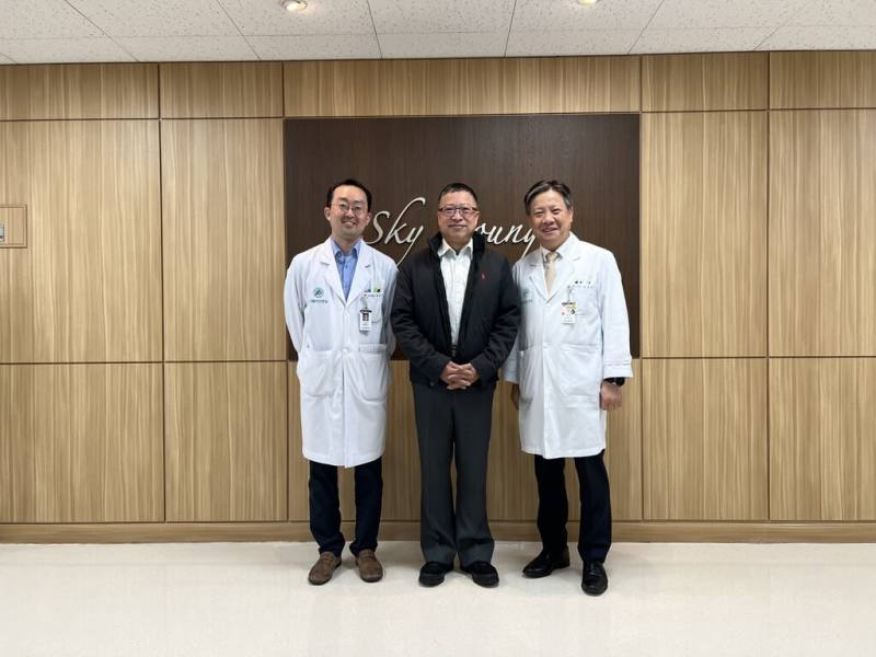 高雄醫學大學校長余明隆（中）攜手韓國蔚山大學醫學院長林永錫（右）等合作發表B肝治療研究成果，登國際醫學期刊「刺胳針胃腸肝膽學」。（高醫大提供）