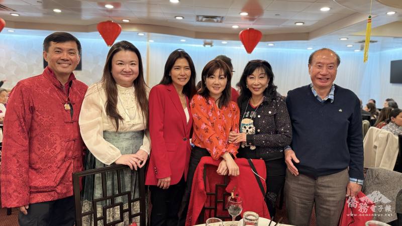 亞美老人服務中心理事長吳俊毅（左起）、執行長王頌茹歡迎出席佳賓爾灣市議員劉令淳、橙縣文教中心主任蕭蓓如、橙縣華人商會會長胡安瀅及爾灣松柏會會長張訓曾