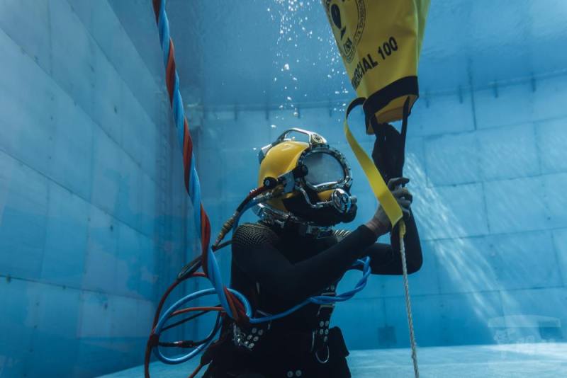 學員實施水下重物浮揚拖帶作業